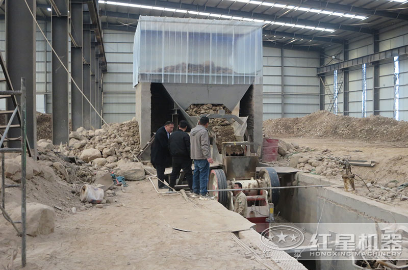 河南焦作一碎石場鄂破機作業(yè)現(xiàn)場