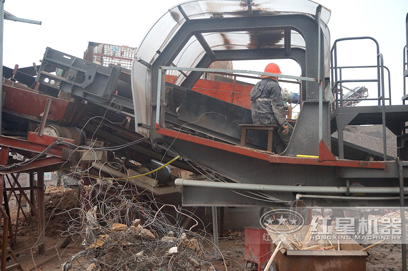 移動(dòng)破碎站處理帶鋼筋的砼再生現(xiàn)場(chǎng)