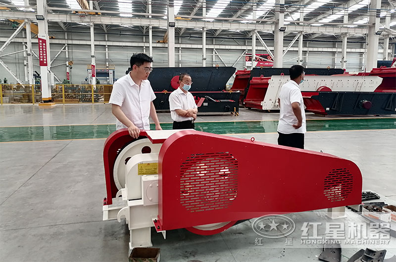 客戶考察對輥破碎機 客戶考察對輥破碎機