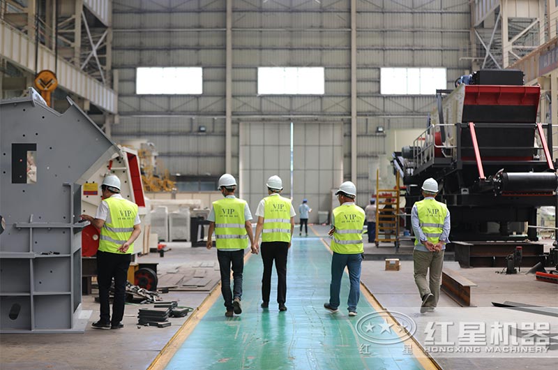 客戶來廠考察移動破碎篩分一體機車間