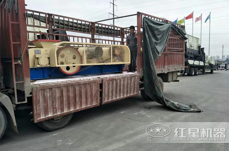 石英石對(duì)輥破碎機(jī)發(fā)貨