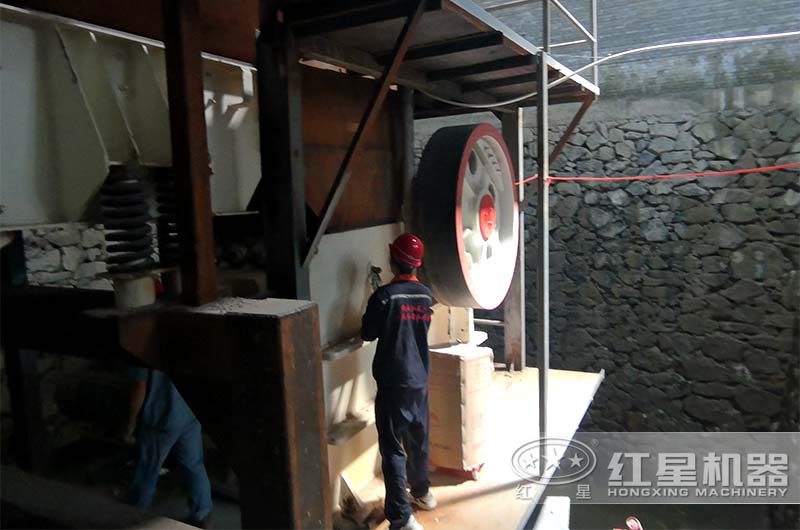 碎石機維護現(xiàn)場 碎石機維護現(xiàn)場