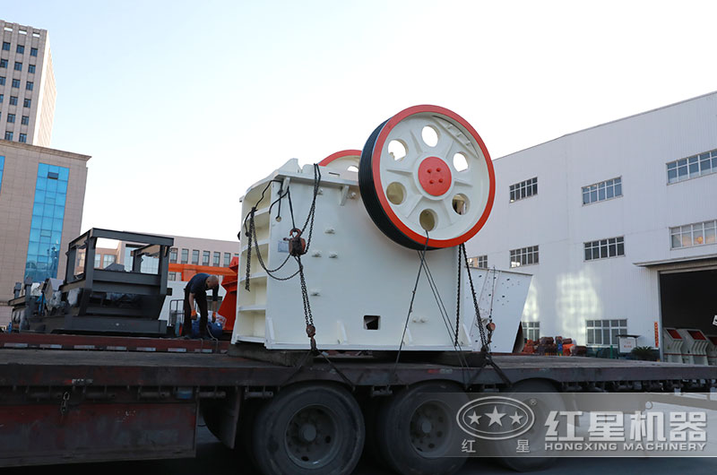 紅星912鄂破機裝車發(fā)貨現(xiàn)場