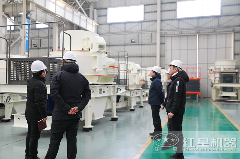 客戶來廠考察煤矸石破碎制砂設備