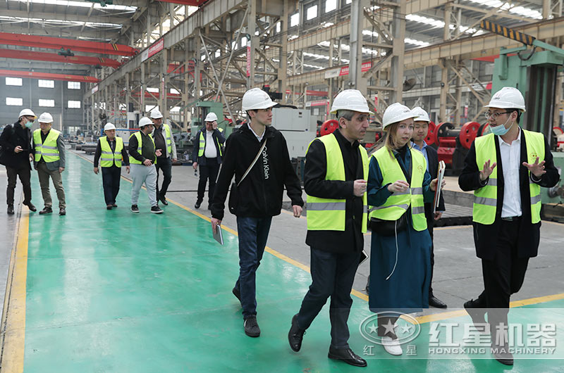 客戶(hù)來(lái)廠考察石子破碎機(jī)設(shè)備
