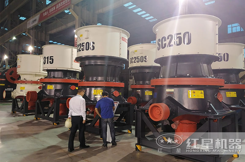 客戶考察圓錐破碎機(jī)設(shè)備