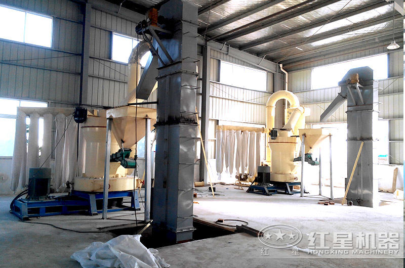 雙臺雷蒙磨粉機(jī)工作現(xiàn)場