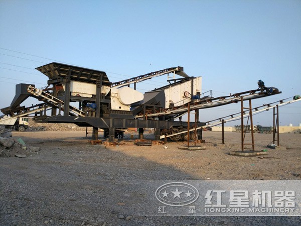 1100tph移動式顎式破碎站現(xiàn)場圖 1100tph移動式顎式破碎站現(xiàn)場圖