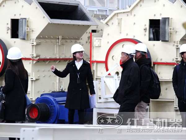 客戶參觀細(xì)碎機(jī)車間 客戶參觀細(xì)碎機(jī)車間