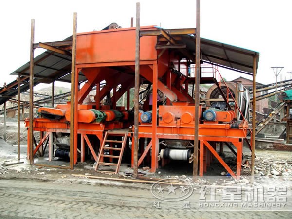 對(duì)輥式破碎機(jī)破碎現(xiàn)場(chǎng)