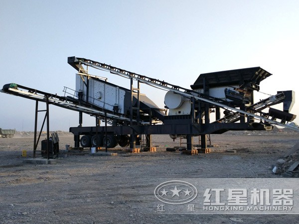 新款小型移動式破碎機(jī)現(xiàn)場圖