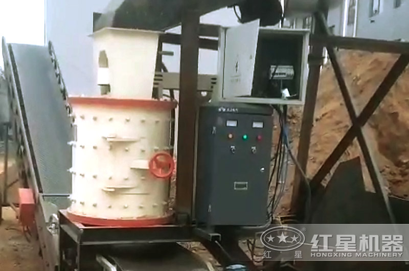 復(fù)合式破碎機(jī)現(xiàn)場(chǎng)