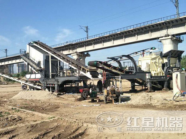 移動(dòng)破碎站現(xiàn)場(chǎng)作業(yè)圖