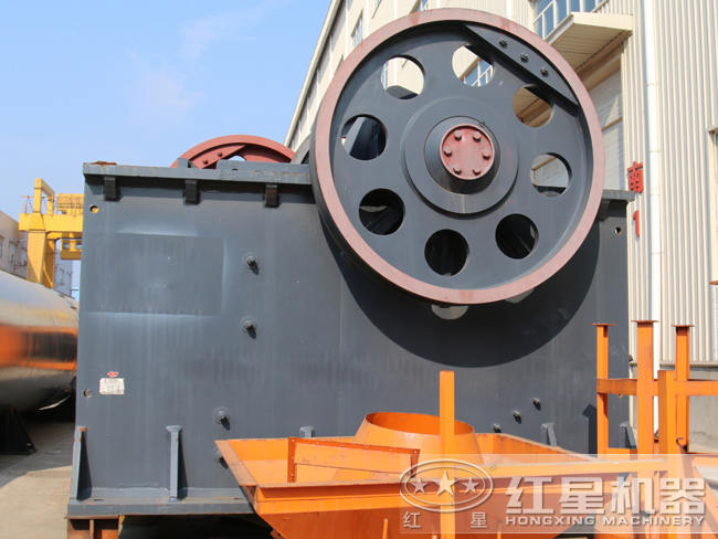 PE1200×1500顎式破碎機(jī)外觀