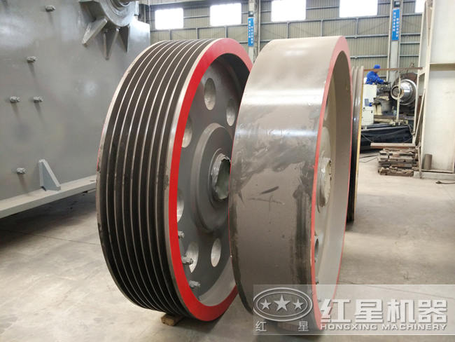 PE1200×1500顎式破碎機(jī)：皮帶輪+配重輪