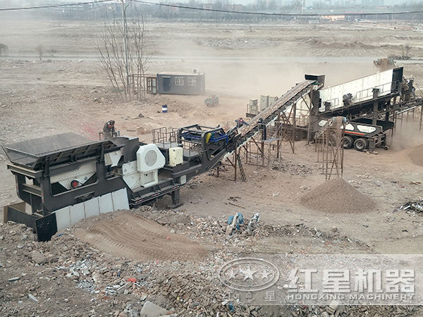 時產80-100噸輪胎式移動磕石機現場作業(yè)