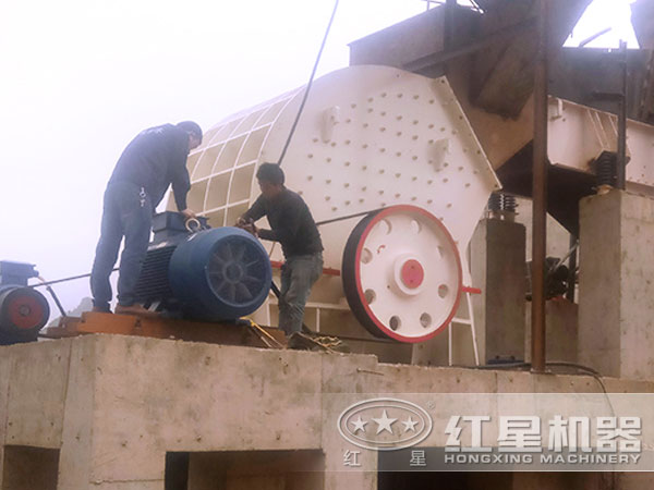 新型玄武巖PCΦ400×300錘式破碎機現(xiàn)場圖 新型玄武巖PCΦ400×300錘式破碎機現(xiàn)場圖