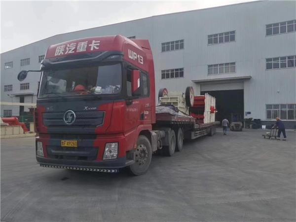 大型礦山碎石機發(fā)貨現場 大型礦山碎石機發(fā)貨現場