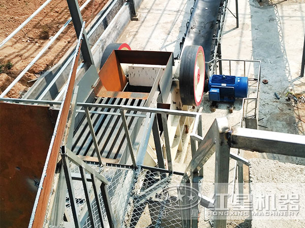 大型礦山碎石機現場作業(yè) 大型礦山碎石機現場作業(yè)