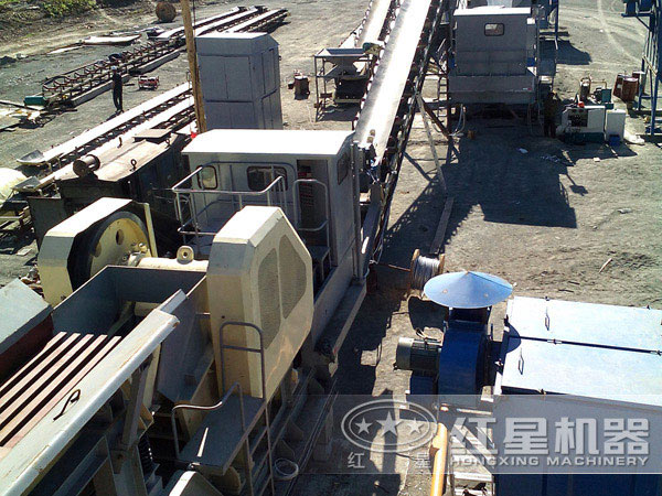 移動式破碎機現場作業 移動式破碎機現場作業