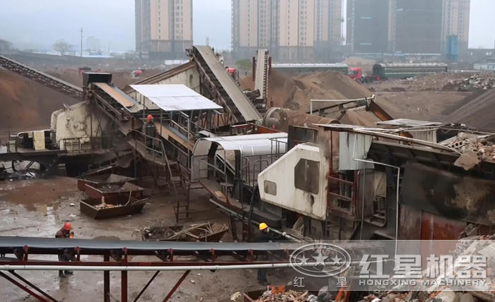 移動(dòng)粉碎站現(xiàn)場(chǎng)作業(yè)