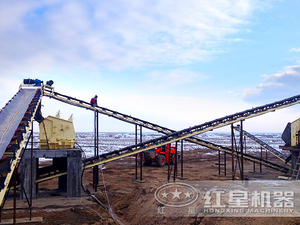 1000噸產(chǎn)量石頭破碎機(jī)現(xiàn)場(chǎng)作業(yè)圖