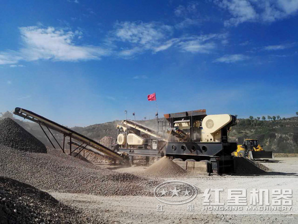 石頭打成粉移動破碎機現(xiàn)場圖 石頭打成粉移動破碎機現(xiàn)場圖