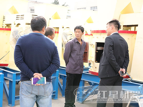 立式破碎機(jī)用戶來廠參觀圖 立式破碎機(jī)用戶來廠參觀圖