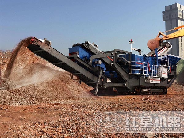 開進場的石子履帶流動破碎車 開進場的石子履帶流動破碎車