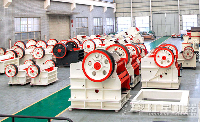 小型鄂式粉碎機(jī)車間圖