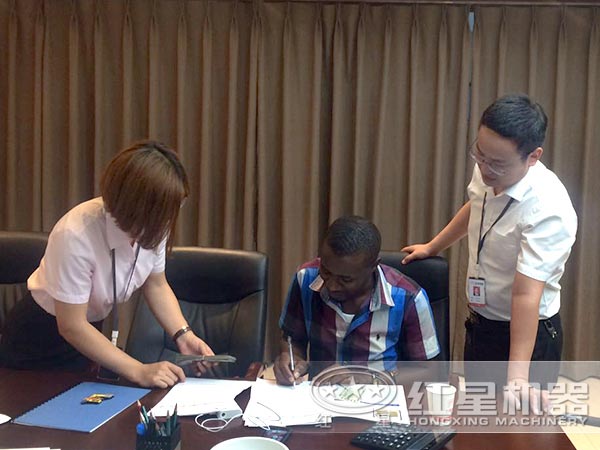 紅星重錘式破碎設(shè)備價(jià)格合理與客戶簽訂合作協(xié)議圖 紅星重錘式破碎設(shè)備價(jià)格合理與客戶簽訂合作協(xié)議圖