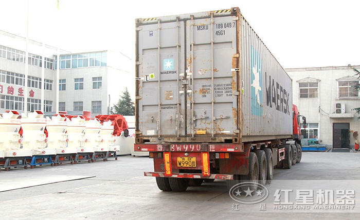 雷蒙磨粉機(jī)裝車發(fā)貨圖