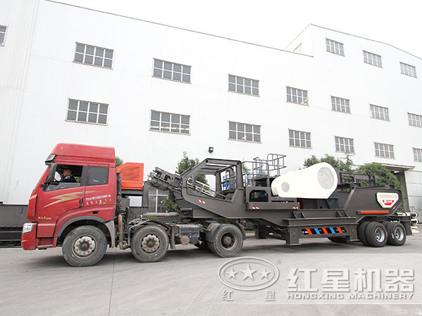 移動式玄武巖破碎生產(chǎn)設備發(fā)貨圖 移動式玄武巖破碎生產(chǎn)設備發(fā)貨圖