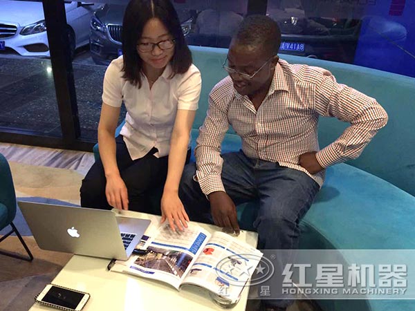 銷售人員為客戶詳細介紹產品細節圖