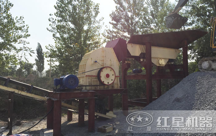 新型重錘式破碎機安裝現場