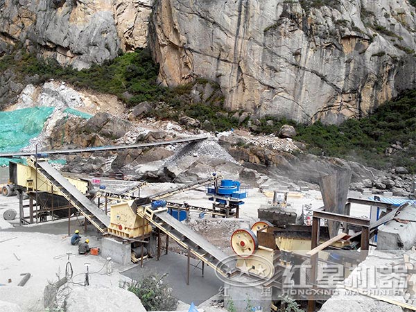 碎沙生產(chǎn)線(xiàn)現(xiàn)場(chǎng)作業(yè)