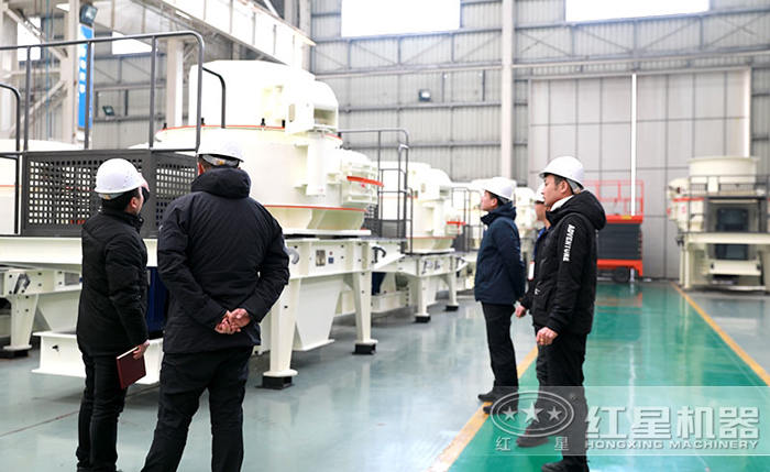 客戶(hù)到場(chǎng)參觀新款粉碎砂石設(shè)備