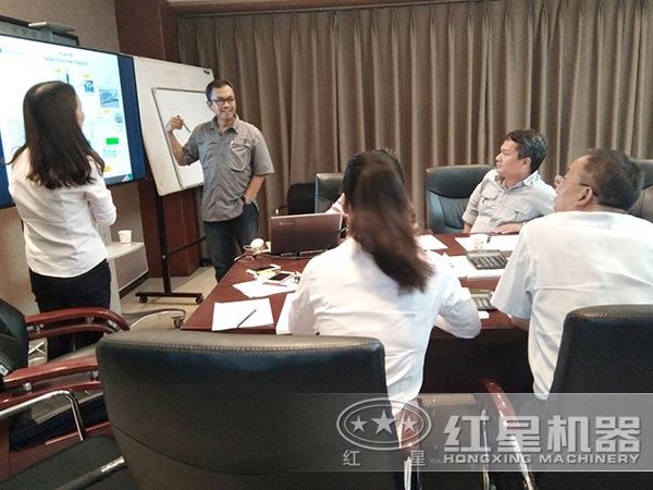 技術人員為客戶選型