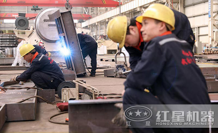 專業(yè)的工人生產(chǎn)設(shè)備