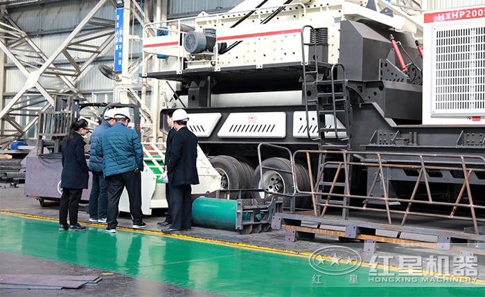 客戶參觀輪胎車(chē)載式碎石設(shè)備 客戶參觀輪胎車(chē)載式碎石設(shè)備