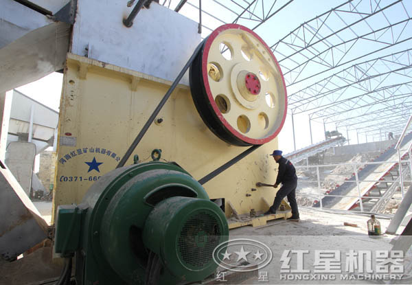 大型顎破安裝現(xiàn)場 大型顎破安裝現(xiàn)場
