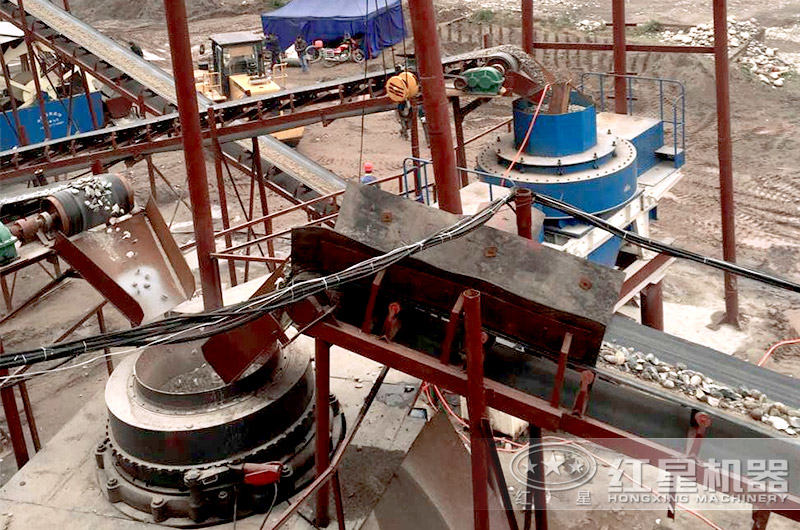 鵝卵石制砂機(jī)現(xiàn)場(chǎng)作業(yè)圖
