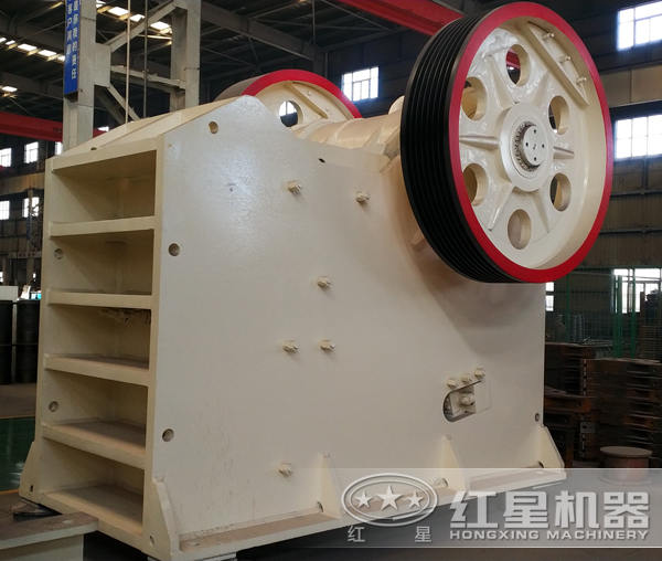 復(fù)擺破碎機(jī)側(cè)面圖 復(fù)擺破碎機(jī)側(cè)面圖