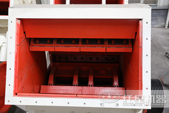 粗碎反擊式制砂(沙)機進(jìn)料口 粗碎反擊式制砂(沙)機進(jìn)料口