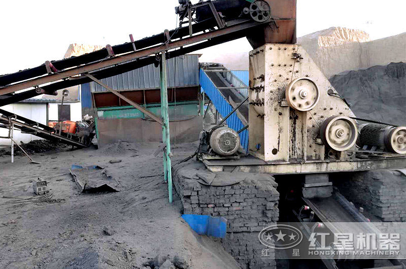 雙級(jí)破碎機(jī)作業(yè)現(xiàn)場(chǎng) 雙級(jí)破碎機(jī)作業(yè)現(xiàn)場(chǎng)