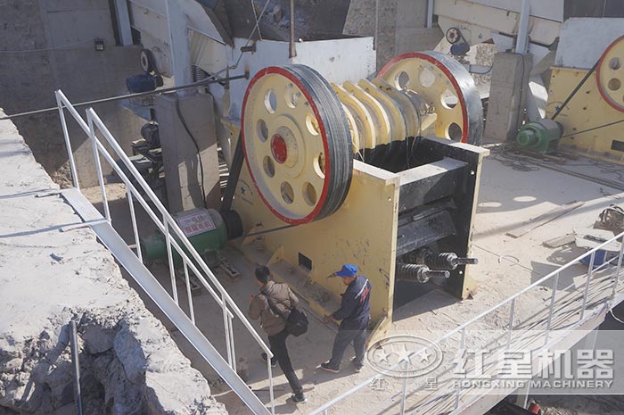 紅星廠家到施工現(xiàn)場(chǎng)安裝顎式破碎機(jī) 紅星廠家到施工現(xiàn)場(chǎng)安裝顎式破碎機(jī)