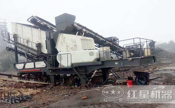 搭載反擊破碎的移動破碎站作業(yè)現(xiàn)場