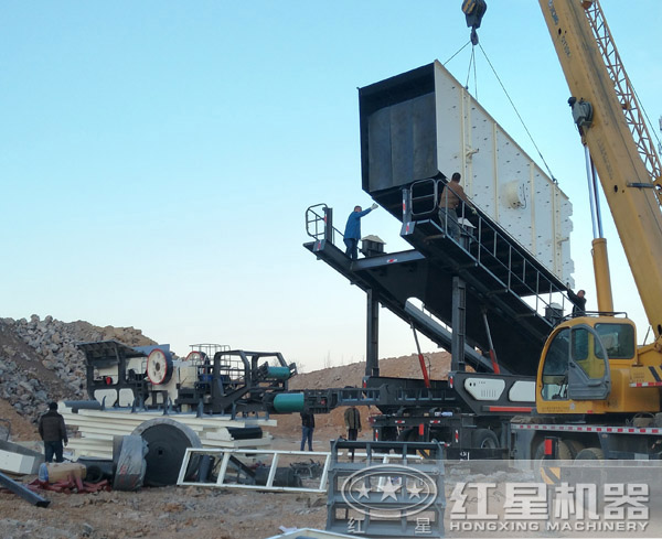 移動煤矸石粉碎機設備現場作業