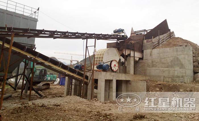 重錘式破碎機(jī)施工作業(yè)現(xiàn)場 重錘式破碎機(jī)施工作業(yè)現(xiàn)場