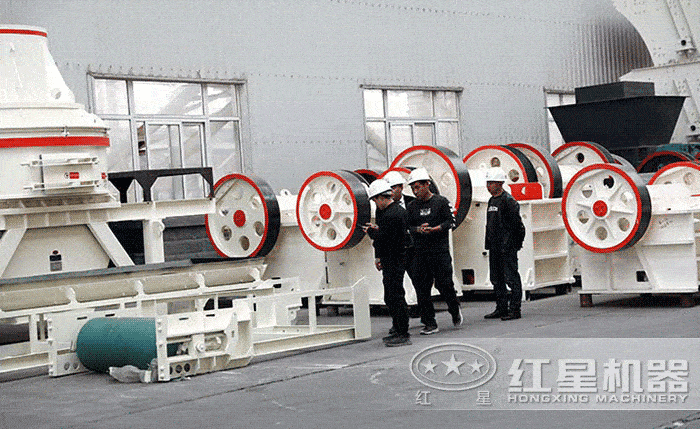 紅星廠家客戶到車間挑選顎式破碎機